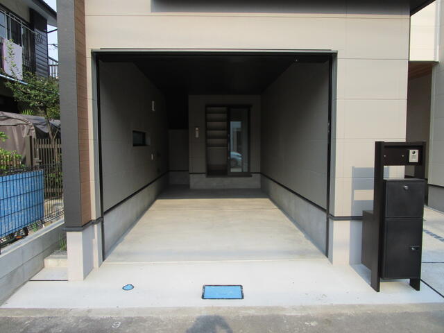 現地（駐車場）／Ａ号棟ガレージ。電動シャッター付きです