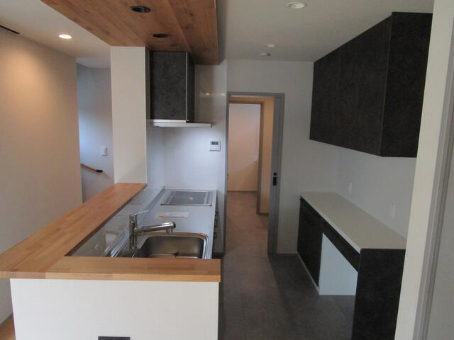 キッチン／Ａ号棟のキッチン。食洗器付キッチン。背面のカップボードも収納