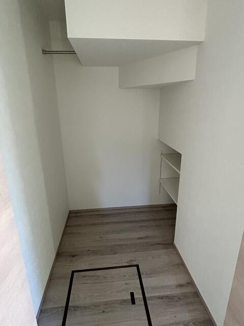 リビング／ビングにある階段下収納は奥行きがあり沢山の荷物が入ります