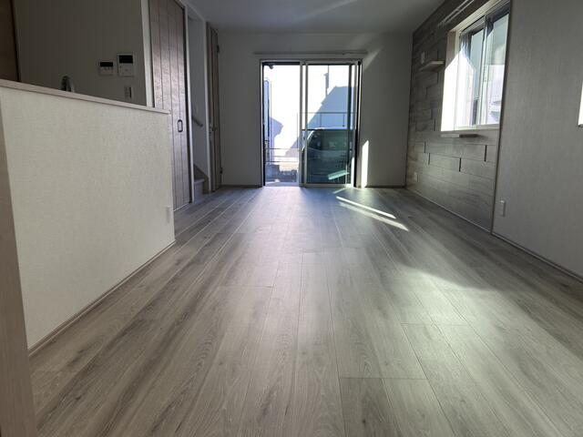 リビング／ダイニングから見たリビング。リビング・各居室にカーテンレール