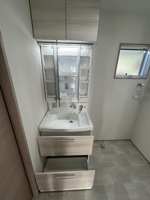 洗面台・洗面所／収納たっぷりなシャンプードレッサー付三面鏡洗面化粧台