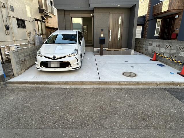 現地（駐車場）／駐車場２台並列可能（車種による）