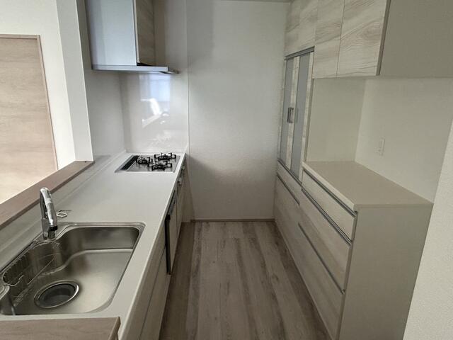 キッチン／明るい色で清潔感のあるキッチン。換気扇はお手入れ楽々な薄型で