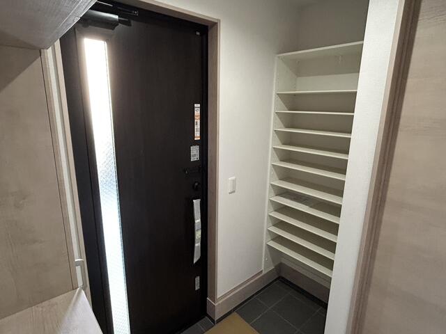 玄関／シューズクローゼットの対面にＳＩＣ収納有り