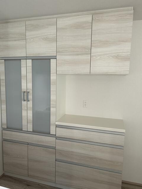 キッチン／キッチン背面にあるカップボードは収納容量たっぷりです