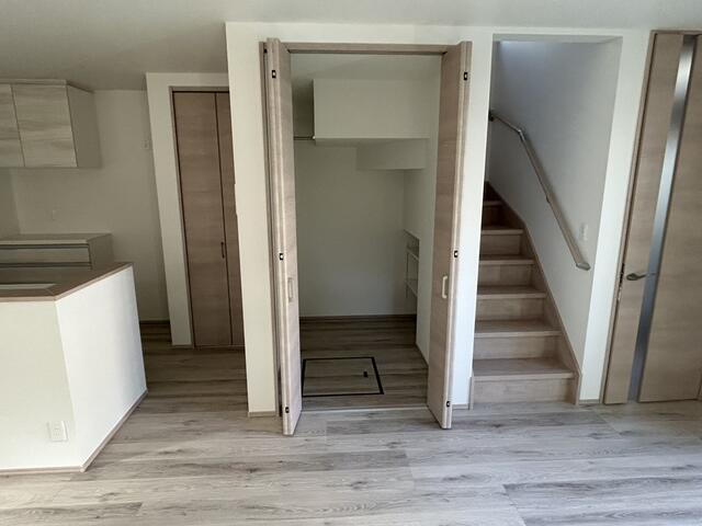 リビング／リビングにある階段下収納は奥行きがあり沢山の荷物が入ります