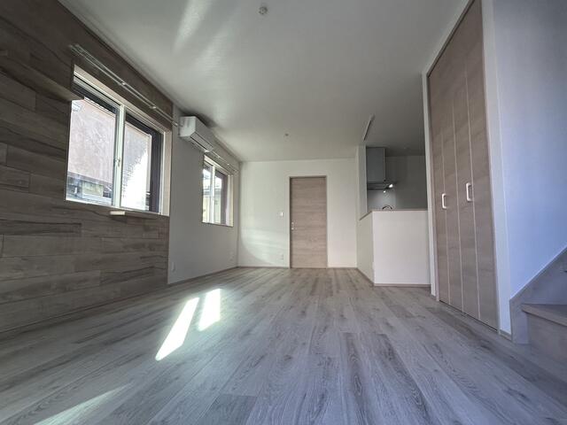 リビング／１６．８畳のリビングの南面にアクセントクロスや棚を設置。