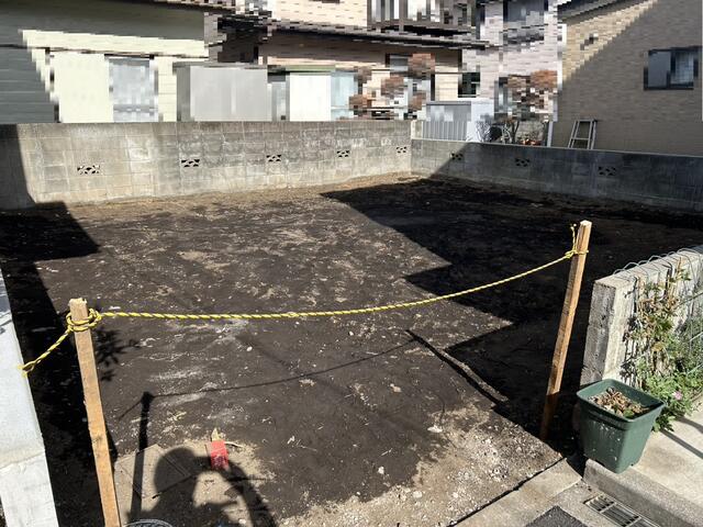 現地土地／間口２Ｍなので大型車の駐車は無理だと思います。