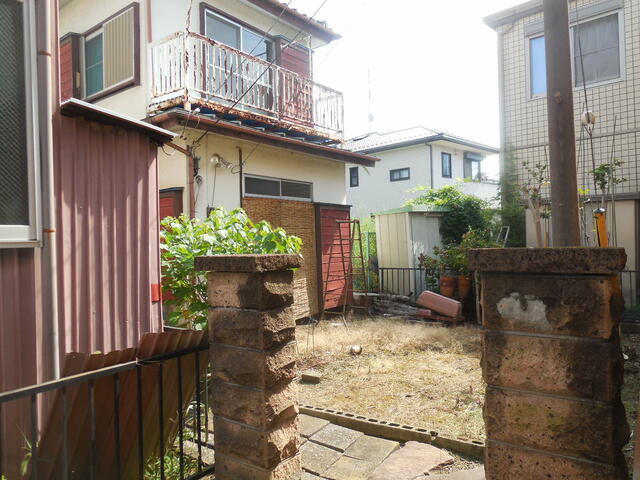 現地土地／旗竿部分を抜けた後のお庭部分。