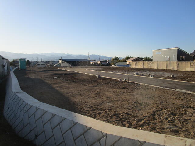 現地土地／宅地１１の南側から区画１１～７方向の間地ブロックを撮影。