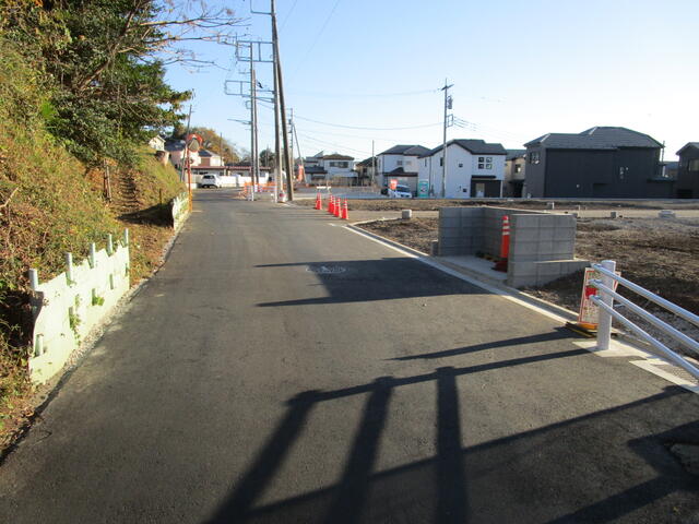 現地土地／分譲地の北側の既存道路から撮影。分譲地は写真右側です。