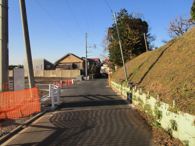 現地土地／分譲地の南側から既存道路を撮影。分譲地は写真左側です。