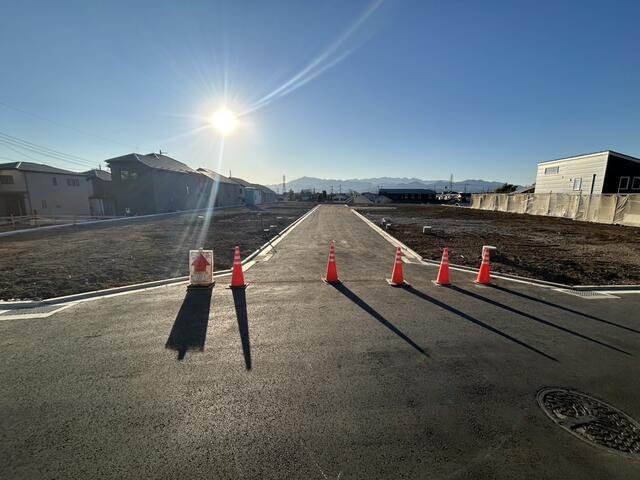 現地土地／開発道路入口付近から分譲地全体を。