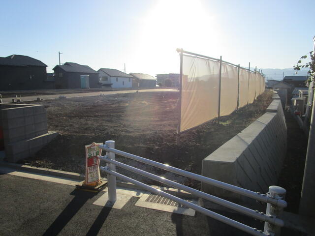 現地土地／区画１の東側既存道路から南道路区画（の間地ブロック）を撮影