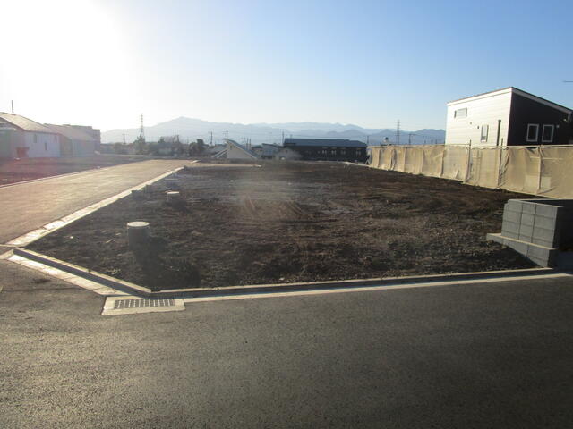 現地土地／区画１の既存道路から区画１から区画６方向をを撮影。