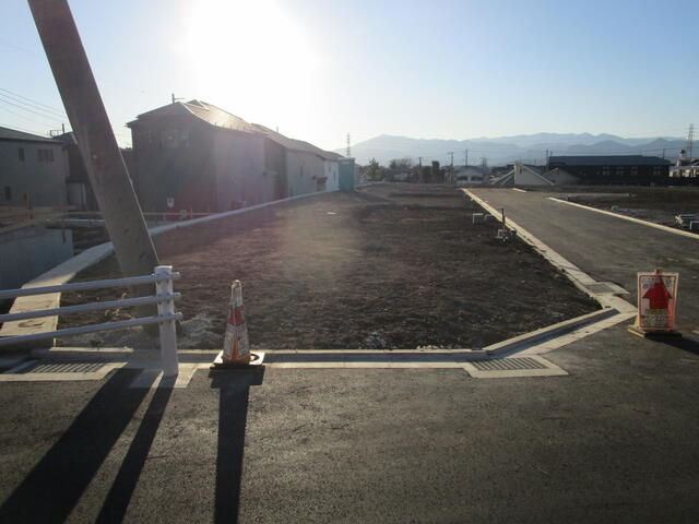 現地土地／区画１１の既存道路から区画１１から区画７方向を撮影。