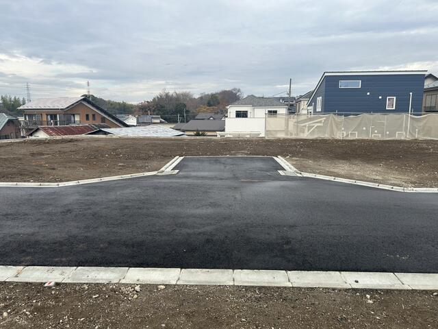 現地土地／開発道路の車返し部分。写真右が区画４、写真左が区画５。