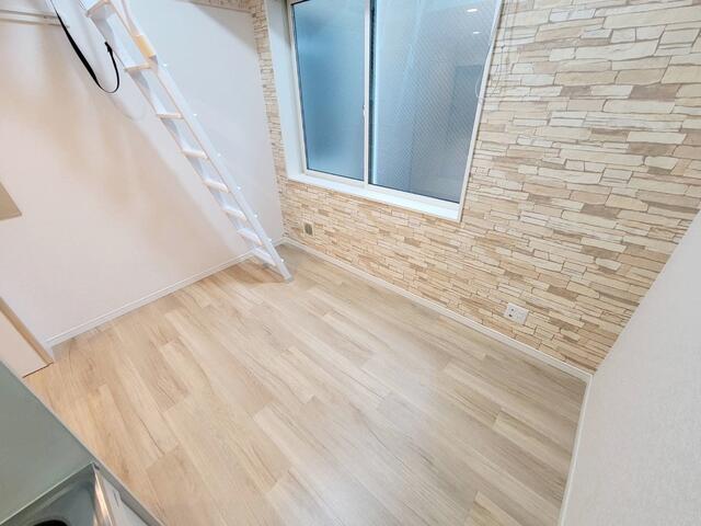 リビング以外の居室／高さがあり開放感があります