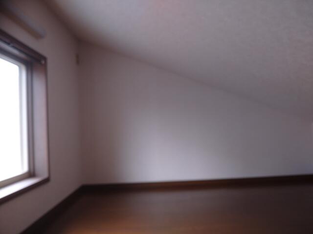 リビング以外の居室／小屋裏。窓があり明るくコンセントもあります。綺麗で約６帖分の