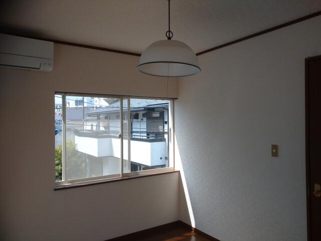 リビング以外の居室／同じく２階洋室、約６帖になります。