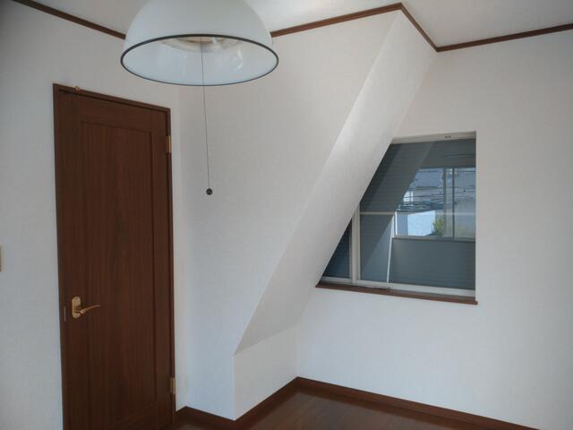 リビング以外の居室／２階洋室。３面採光でとっても明るいお部屋です。