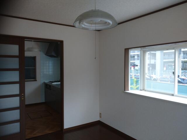 リビング以外の居室／１階洋室。２面採光で陽当たり良好なリビングです。