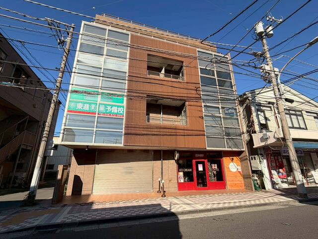 １階和菓子、アイス屋。２階学習塾、３階学習塾