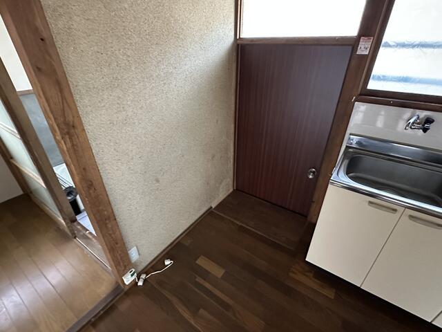 勝手口を冷蔵庫置き場に変更