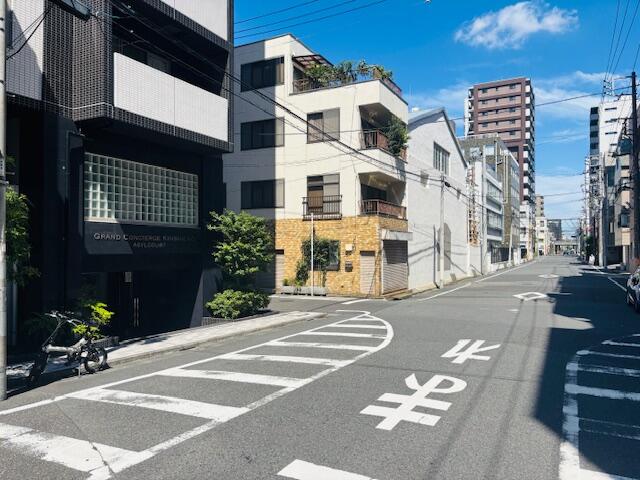 前面道路は幅員約１１．０ｍで一方通行なので車通りも少なく開放