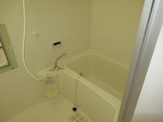 浴室／室内の雰囲気（写真はＢ２０２号室、配色は同等）