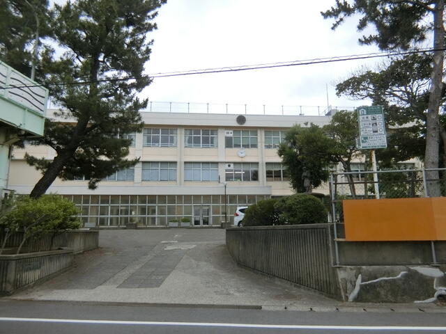 新潟市立松浜小学校 (1,180m)