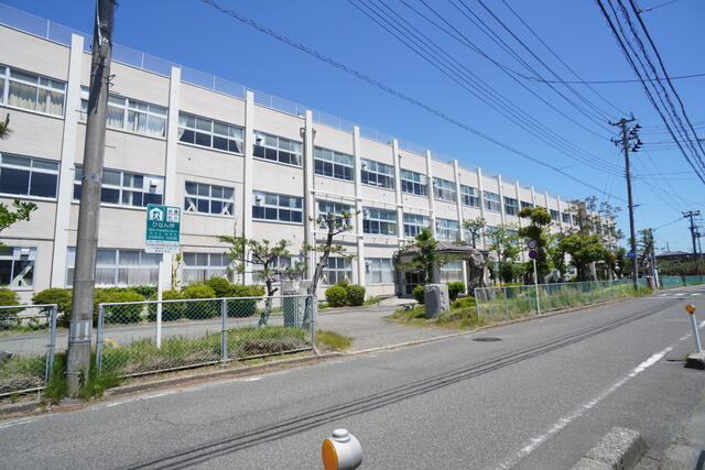 新潟市立黒埼中学校 (1,219m)