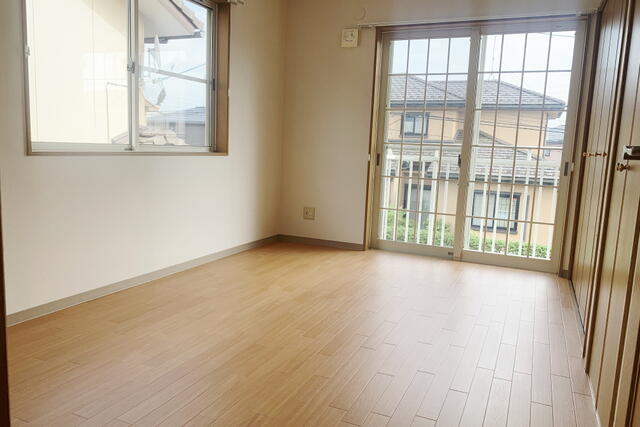 リビング以外の居室／バルコニー付きでお布団干しも楽々できます。／撮影日2025-06-27