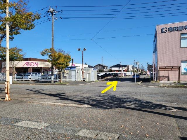 イオン亀田店様と亀田眼科クリニック様の間の道に入ります