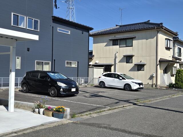 前面道路が袋小路なので、宅配等以外の関係ない人はあまり入って