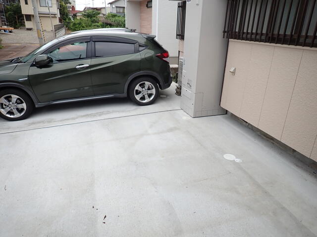現地（駐車場）／逆側道路側にもう１台駐車スペースあり。