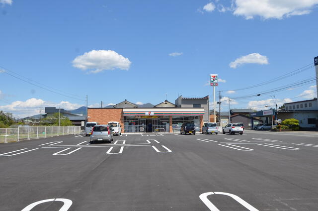 セブンイレブン五泉村松店 (65m)