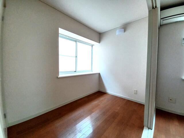 リビング以外の居室／３．５帖の寝室は出窓があるので広く感じます