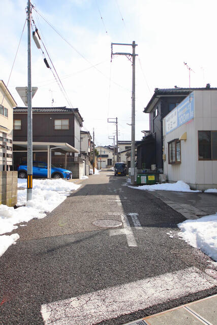 東側前面道路約４．６ｍです。