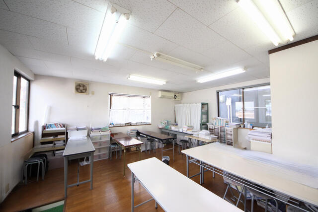 リビング以外の居室／店舗スペース約１６．５帖　三面採光で日当たり良好です。
