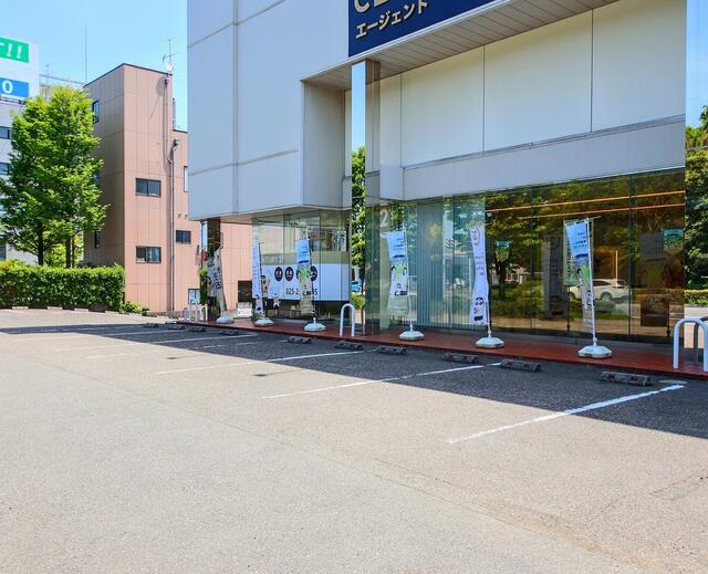 店舗前面にお客様駐車場をご用意しております。お車でのご来店も