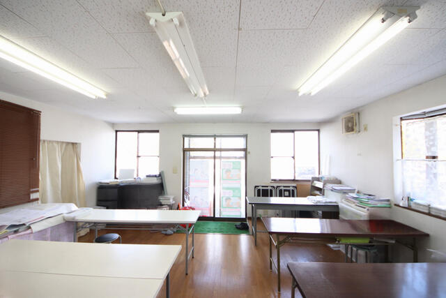 リビング以外の居室／店舗スペース約１６．５帖　入口は風除室があり、建物内部に直接