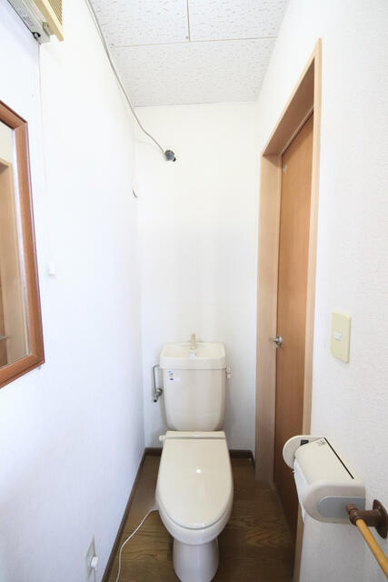 トイレ／トイレの出入り口は２箇所あり、事務所スペースからも店舗スペー