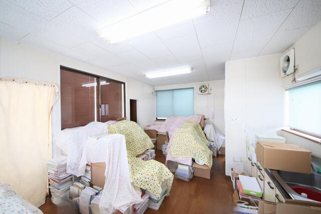 リビング以外の居室／ミニキッチン付き事務スペース約１２．１帖　来客時にお茶をお出