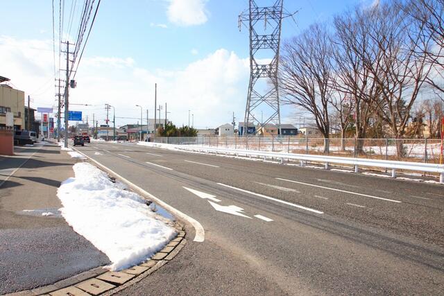 北西側前面道路約１８．３ｍです。
