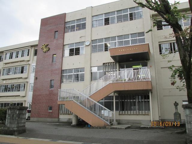 高岡市立定塚小学校 (754m)
