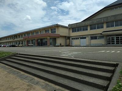 砺波市立鷹栖小学校 (698m)
