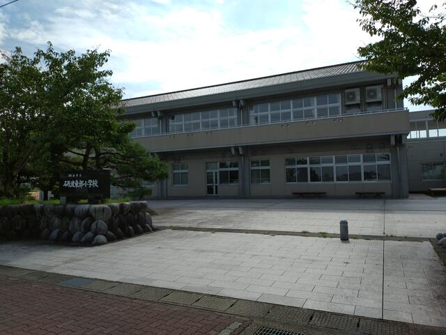砺波市立砺波東部小学校 (1,527m)