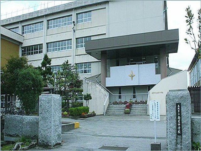 高岡市立南星中学校 (861m)