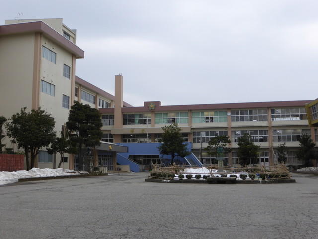 高岡市立博労小学校 (675m)